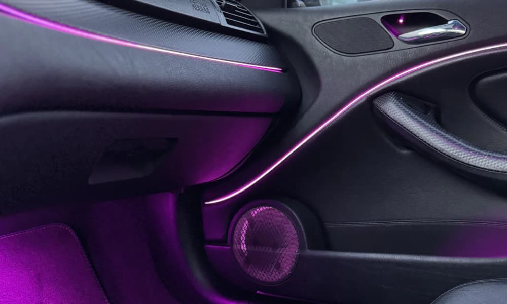 Fahrzeuginnenraum mit lila LED Ambientebeleuchtung – Nachher